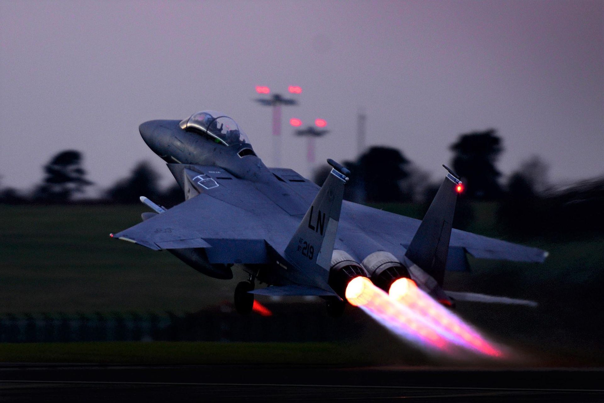 Start F-15E Strike Eagle