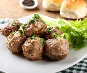 Kotlety z białej kiełbasy w sosie chrzanowym - przepis na smaczne kotleciki