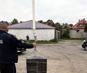 Podejrzane balony spadły na Warmii i Mazurach. Policja apeluje do mieszkańców