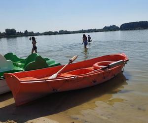 Zamościanie korzystają z ostatnich dni wakacji nad  zamojskim zalewem