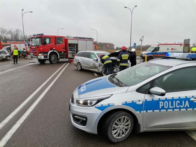 Wypadek na obwodnicy Gołdapi. Pięć osób rannych! Droga CAŁKOWICIE ZABLOKOWANA