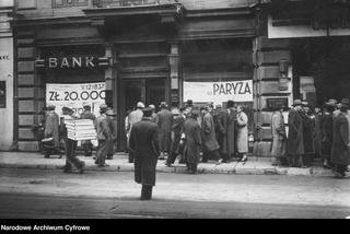 Bank Handlowo-Przemysłowy w Łodzi-widok zewnętrzny. Przed wejściem widoczna grupa ludzi, w oknach reklamy /1937