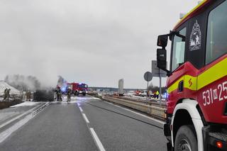 Potężny pożar autobusu na S7 pod Płońskiem. Jechało nim 34 żołnierzy