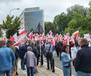 Pod Sejmem gromadzą się ludzie w oczekiwaniu na zaprzysiężenie Karola Nawrockiego 6.08.2025