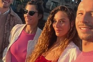 Barwy szczęścia na planie. Justin (Jasper Sołtysiewicz), Regina (Kamila Kamińska), Emma (Ilenia Tumino), Franek (Mateusz Banasiuk)