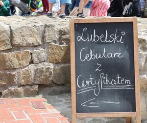 Dzień Cebularza 2025. Na pl. po Farze w Lublinie stanęło cebularzowe miasteczko