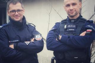 Częstochowa. Policjanci uratowali mężczyznę z płonącego domu