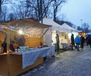 Ruszył jarmark bożonarodzeniowy nad jeziorem Ukiel w Olsztynie. Zobacz, jak wygląda! [ZDJĘCIA]