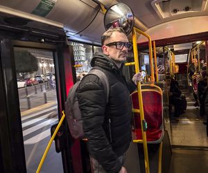 Łukasz Mejza jeździ autobusem