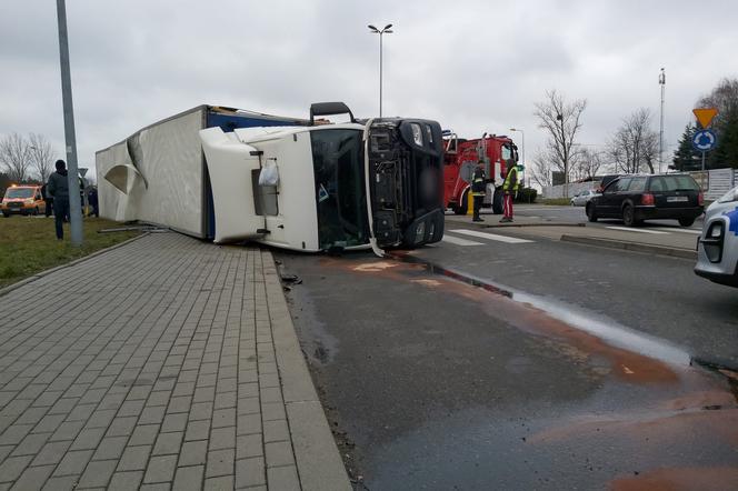 Wypadek ciężarówki przewożącej świnie w Wierzbicy koło Serocka