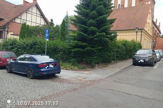 „Mistrzowie parkowania” rozjeżdżają historyczną część Olsztyna. Posypały się mandaty