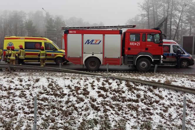 Wyleciał z drogi, huknął w bariery. Strażacy wycinali kierowcę na S8