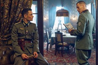 	Zatoka szpiegów odc. 1. Franz Neumann (Bartosz Gelner), jego ojczym Lothar (Przemysław Kozłowski)