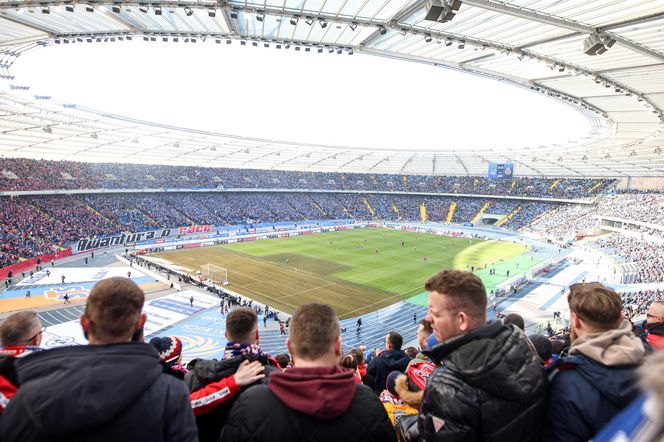 Ruch - Wisła: Zaorana murawa na Stadionie Śląskim