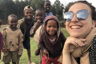 Ruszyła zbiórka kredek, pisaków i zeszytów dla dzieci z Kambodży. O wsparcie prosi bydgoska studentka