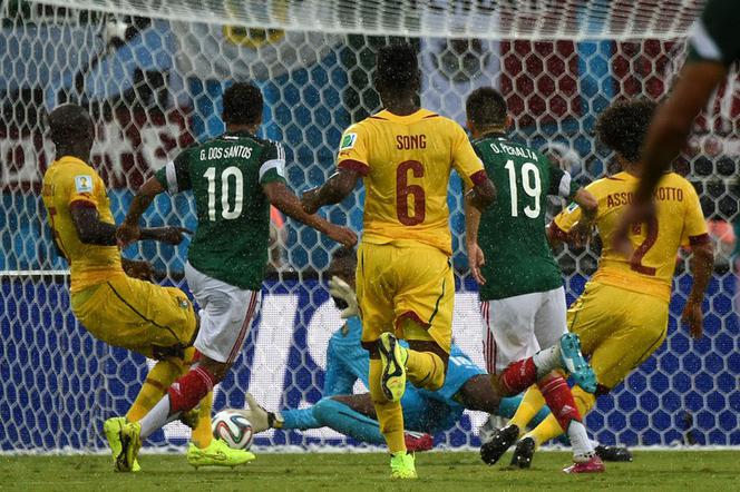 Oribe Peralta strzela gola, Meksyk