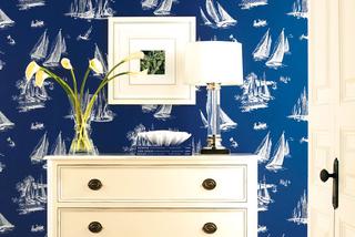 Nasycony niebieski kolor ściany dzięki tapecie z wzorem marynistycznym