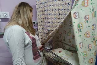 Rudzki szpital zaświecił na fioletowo. W piątek obchodziliśmy Światowy Dzień Wcześniaka [ZDJĘCIA]