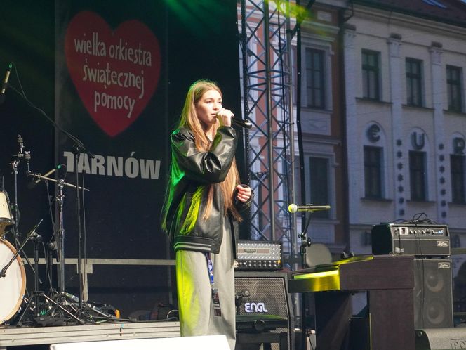 Na rynku w Tarnowie trwa koncert 33. Finału Wielkiej Orkiestry Świątecznej Pomocy. Tak bawią się mieszkańcy miasta