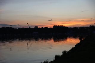 Późny jesienny zachód słońca nad Zalewem Zemborzyckim