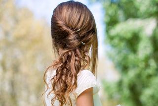 fryzura komunijna proste włosy