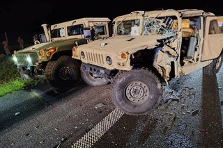 Bus uderzył w auta amerykańskich żołnierzy! Groźny wypadek na A2