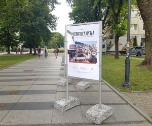 Zniszczona wystawa „Szlakiem Ostrobramskiej” na Alei Bluesa w Białymstoku