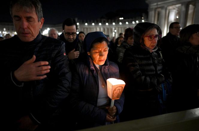 Wierni modlą się o zdrowie papieża Franciszka