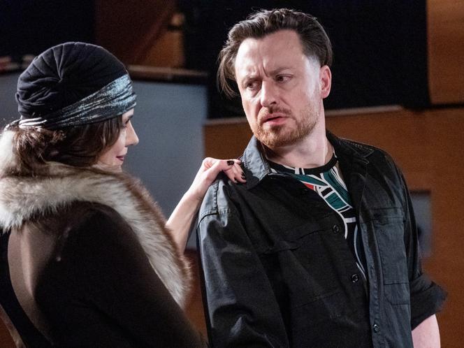 Na Wspólnej odc. 3267. Celina Jantar (Joanna Sydor), reżyser Halicki (Adam Szczyszczaj)	