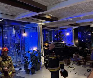 Warszawa. Totalna demolka. Audi wjechało w restaurację 