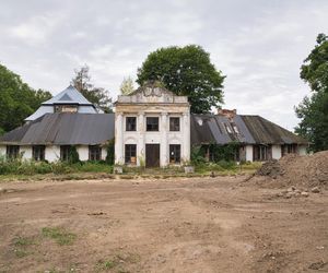 Niezwykła wieś w Łódzkiem. W tym dworku mieszkał Chełmoński