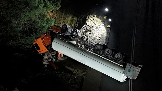 Przewalona cysterna z azotem w Skuszewie.