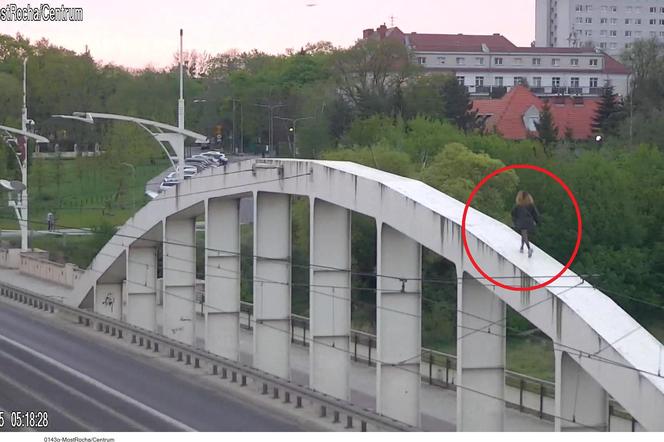 Wdrapała się na most, aby podziwiać miasto. Groza na moście w Poznaniu 