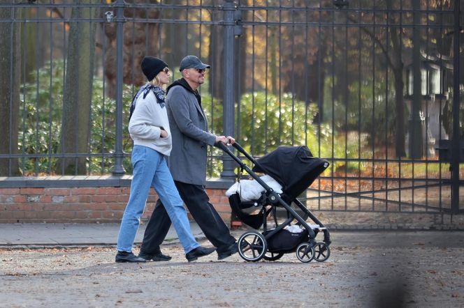 Krzysztof Ibisz z rodziną na spacerze