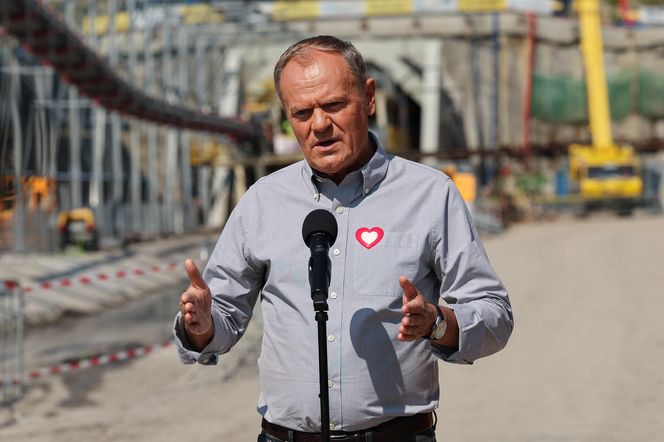 Donald Tusk w Męcinie. Premier odwiedził budowę największego tunelu kolejowego w Polsce