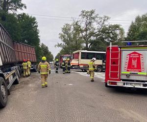 Siedliska. Ciężarówka wjechała w autobus szkolny. 5 dzieci w szpitalu