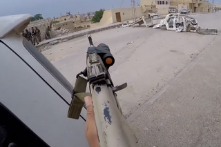 Polak walczy z ISIS i śpiewa Widziałam orła cień! Niesamowite VIDEO