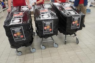 Tajemnicze wózki w Auchan w Olsztynie. Sprawdziliśmy, co było w środku. Zobacz zdjęcia!
