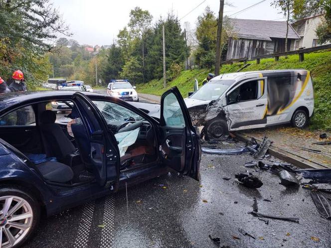 Cztery osoby w szpitalu po wypadku w Librantowej! ZMIAŻDŻONE bmw