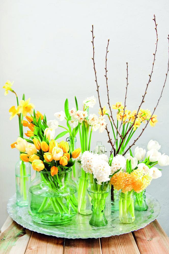 Wielkanocne dekoracje - kwiaty na tacy