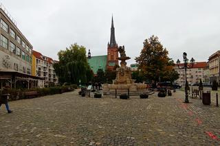 Zniszczony chodnik na placu Orła Białego