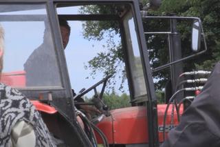 Rolnicy. Podlasie. Andrzej z Plutycz zwozi bele do stodoły. Musi się śpieszyć