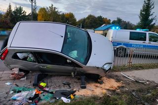 Samochód osobowy uderzył w kapliczkę w Lasach w pow. kraśnickim