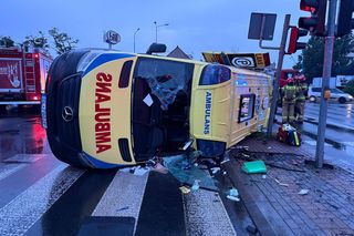 Wypadek karetki pogotowia. Trzy osoby, w tym pacjentka, trafiły do szpitala [ZDJĘCIA]