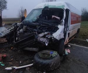 Groźny wypadek pod Słubicami. Bus zderzył się z ciągnikiem