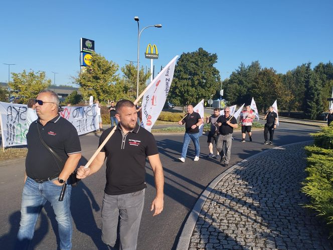 Protest górników w Jastrzębiu-Zdroju. Blokują kluczowe rondo i główne drogi