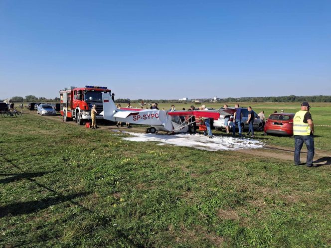 Wypadek podczas Mikrolotowych Mistrzostw Podlaskiego w Łomży - samolot uderzył w samochody