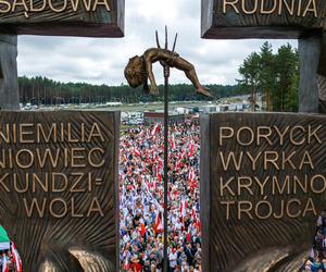 Tłumy z całej Polski na Podkarpaciu. W niedzielę odsłonięto kontrowersyjny pomnik