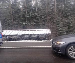 Wypadek na S7 w Barczy koło Kielc. Samochód ciężarowy wypadł z jezdni