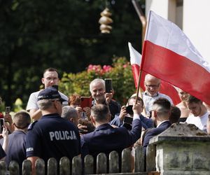 Karol i Marta Nawroccy na obiedzie u rodziny spod Kolbuszowej, na stole same smakołyki